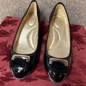 Bandolino woman’s Sz 6.5 Classic Black Patent Leather Gold Buckle Dress Shoe